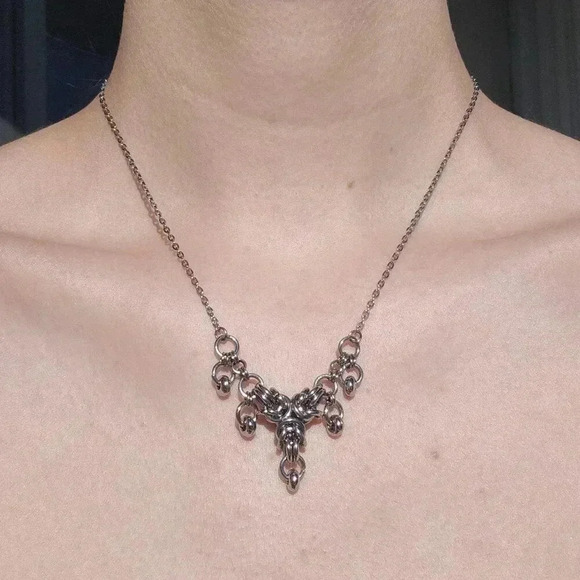 Gothic silver V shaped crown necklace with a small silver chain - Picture 6 of 9